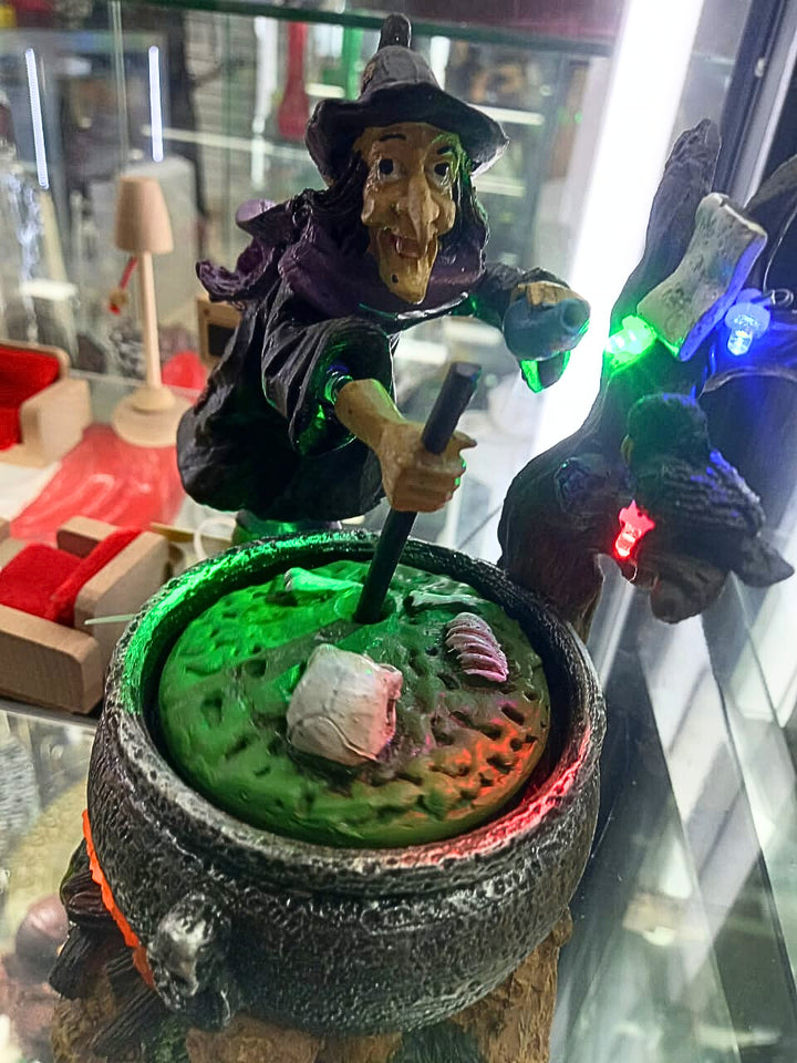 BRUJA  CON CALDERO GIRATORIO